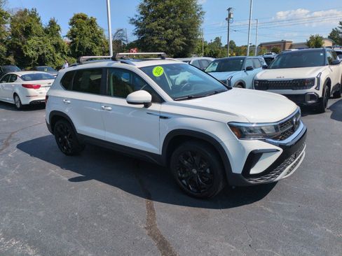 Used 2022 Volkswagen Taos SE AWD/4WD image 1
