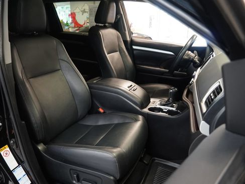 Used 2019 Toyota Highlander XLE AWD/4WD image 39