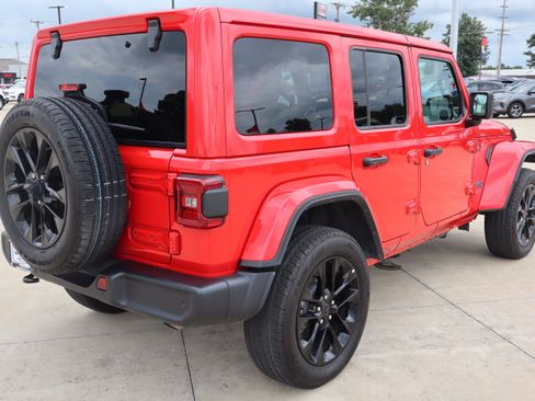 Used 2025 Jeep Wrangler Unlimited Sahara w/ Safety Group AWD/4WD image 5