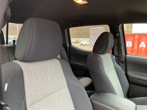 Used 2022 Toyota Tacoma TRD Sport image 18