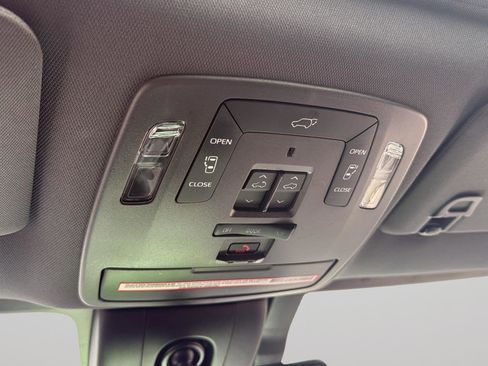 Used 2022 Toyota Sienna Platinum image 37