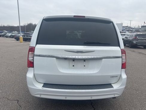 Used 2014 Chrysler Town & Country Limited image 5