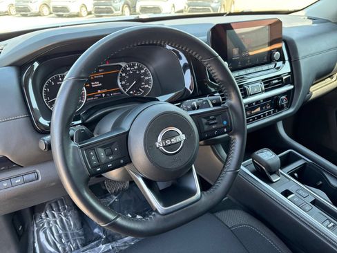 Used 2025 Nissan Pathfinder SV FWD image 25
