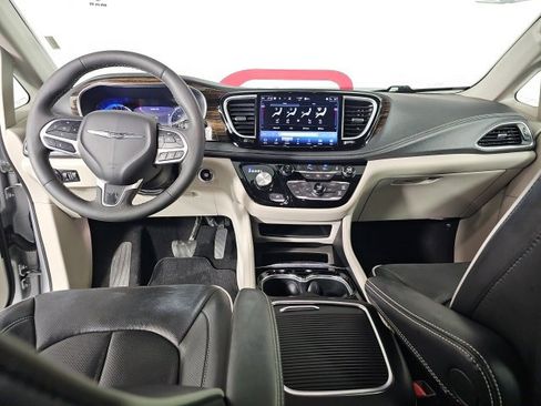 Certified 2024 Chrysler Pacifica Limited image 13