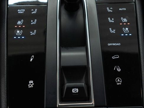 Used 2023 Porsche Macan Turbo image 18