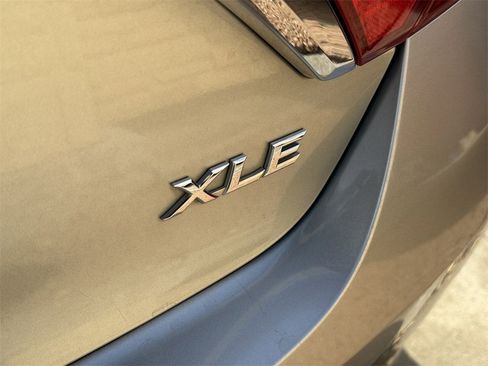 Used 2016 Toyota Camry XLE image 8