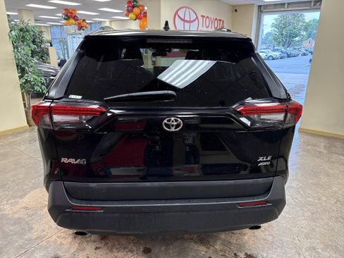 Used 2022 Toyota RAV4 XLE w/ Convenience Package image 9