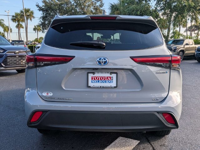 Used 2022 Toyota Highlander Bronze Edition FWD image 4