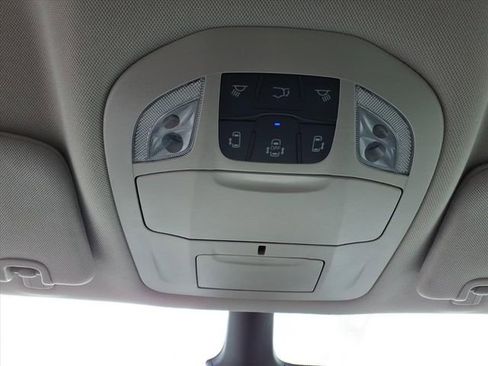 Used 2024 Chrysler Pacifica Touring-L image 23