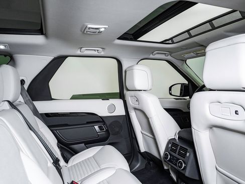 Used 2025 Land Rover Discovery S image 16