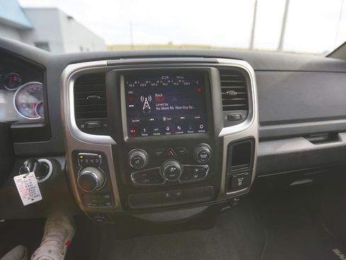 Used 2019 RAM 1500 Classic SLT w/ Luxury Group image 8