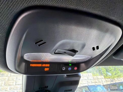 Used 2025 Chevrolet Trax RS FWD image 21