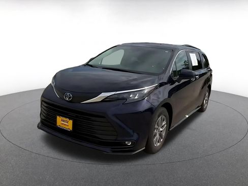 Used 2025 Toyota Sienna XLE FWD image 6