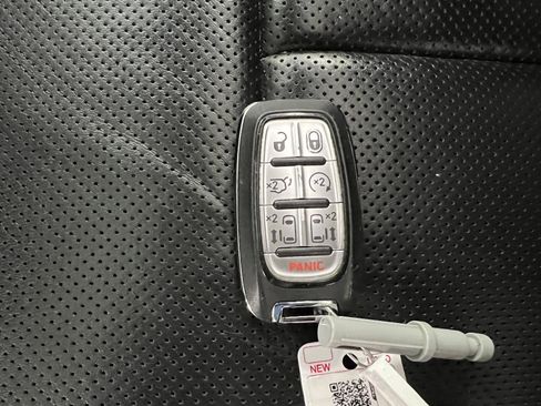 Used 2025 Chrysler Pacifica Limited FWD image 33