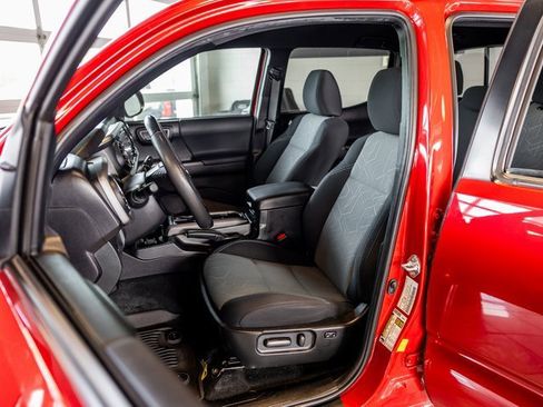 Used 2022 Toyota Tacoma TRD Sport w/ Technology Package image 9