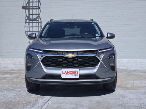 Used 2025 Chevrolet Trax LT w/ LT Convenience Package image 3