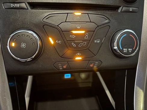 Used 2017 Ford Fusion SE FWD image 21