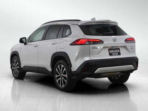 Used 2022 Toyota Corolla Cross XLE image 3