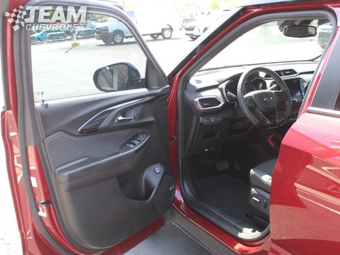 Used 2023 Chevrolet TrailBlazer RS w/ Sun and Liftgate Package FWD image 10