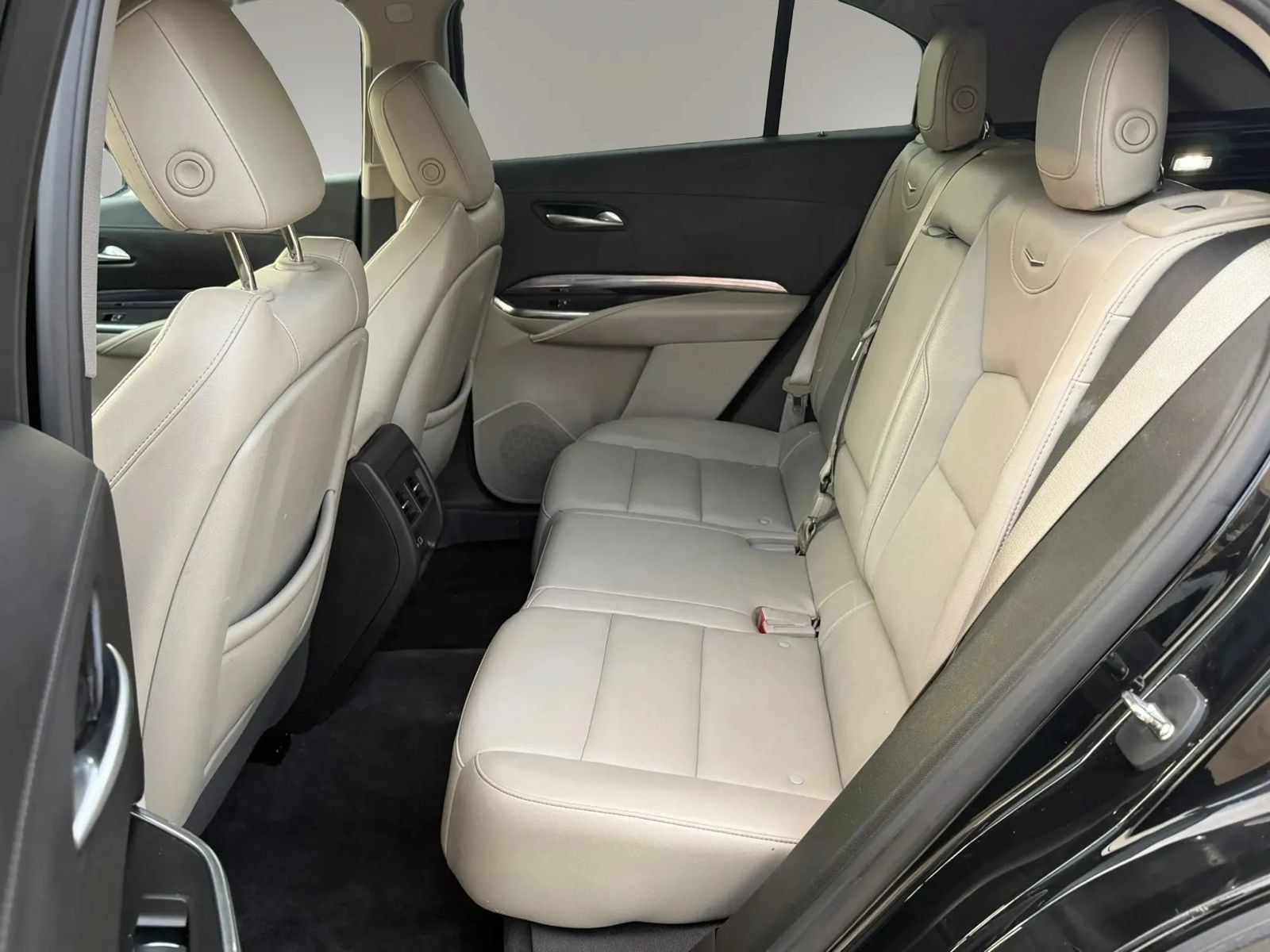 Used 2023 Cadillac XT4 Luxury w/ Cold Weather Package FWD image 16