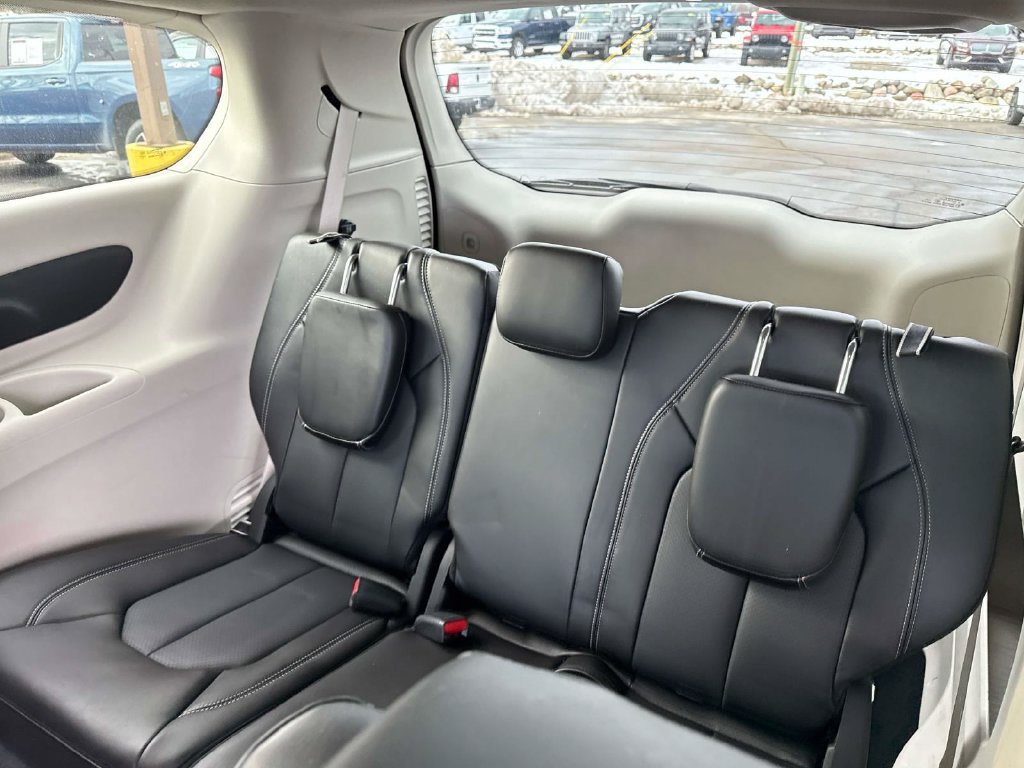 Used 2023 Chrysler Pacifica Touring-L AWD/4WD image 11