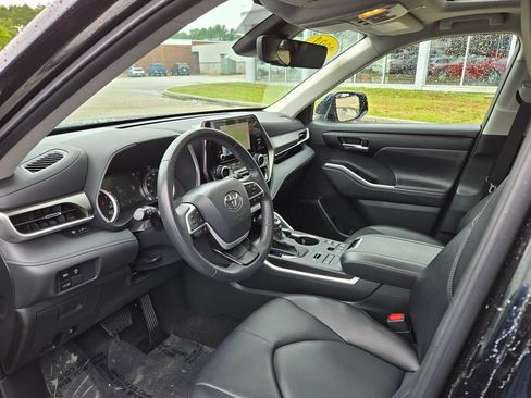 Used 2024 Toyota Highlander XLE AWD/4WD image 15
