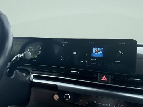 Used 2025 Kia Carnival FWD image 18
