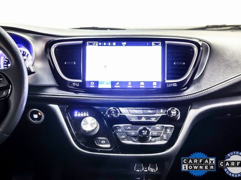 Used 2022 Chrysler Pacifica Touring image 16