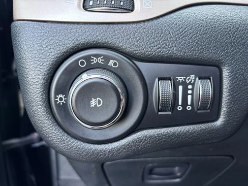 Used 2014 Jeep Cherokee Latitude w/ Cold Weather Group AWD/4WD image 30