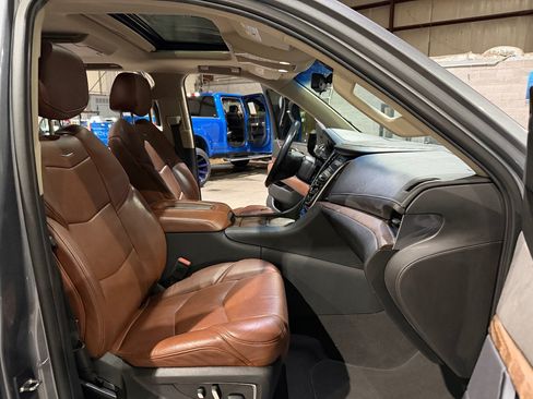 Used 2019 Cadillac Escalade ESV Premium Luxury RWD image 26