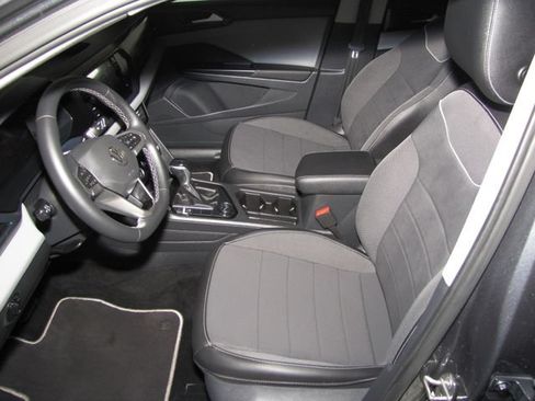 Used 2023 Volkswagen Taos SE w/ Panoramic Sunroof Package AWD/4WD image 10