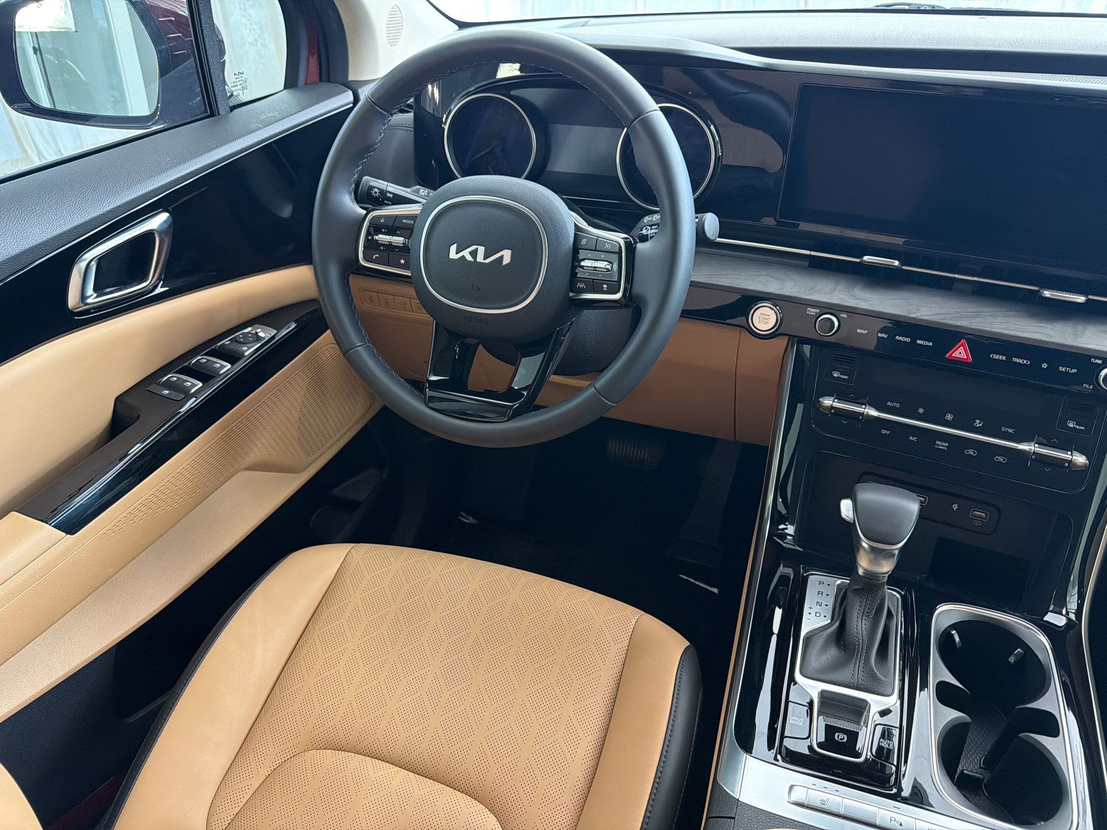 Used 2024 Kia Carnival EX FWD image 30