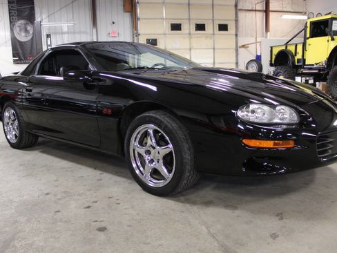 Used 2000 Chevrolet Camaro Z28 w/ SS Performance/Appearance Pkg image 8