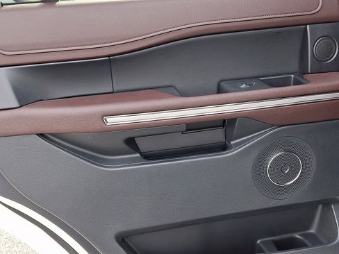 Used 2022 Ford Expedition Limited image 13