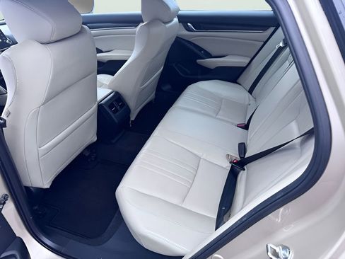 Used 2018 Honda Accord Touring image 9