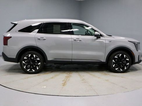 Used 2025 Kia Sorento EX w/ Panoramic Sunroof Package image 13