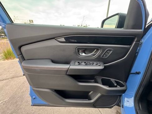 Used 2025 Honda Pilot TrailSport image 25