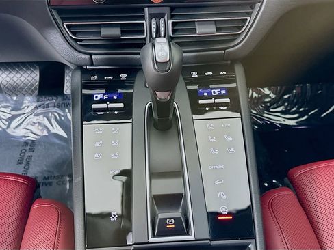 Used 2025 Porsche Macan image 19