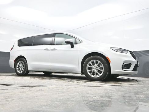Used 2023 Chrysler Pacifica Touring-L image 33