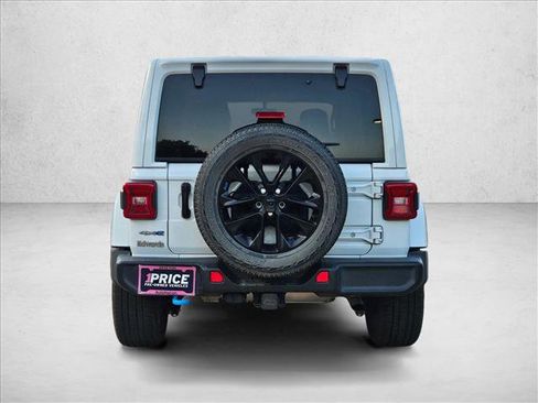 Used 2022 Jeep Wrangler Unlimited Sahara w/ Cold Weather Group AWD/4WD image 6