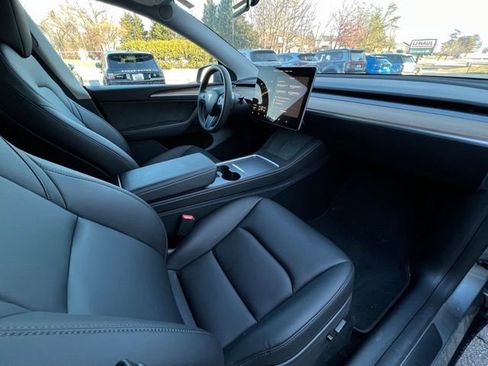 Used 2024 Tesla Model Y Long Range image 31