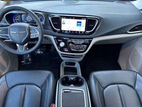 Used 2024 Chrysler Pacifica Select image 16