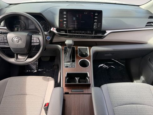 Certified 2023 Toyota Sienna LE FWD image 10
