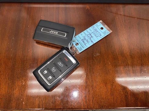 Used 2025 Jeep Grand Cherokee Limited w/ Luxury Tech Group II RWD image 33