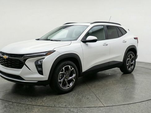 Used 2025 Chevrolet Trax LT image 3