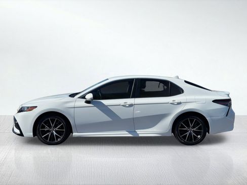 Used 2022 Toyota Camry SE w/ Carpet Mat Package (TMS) image 2