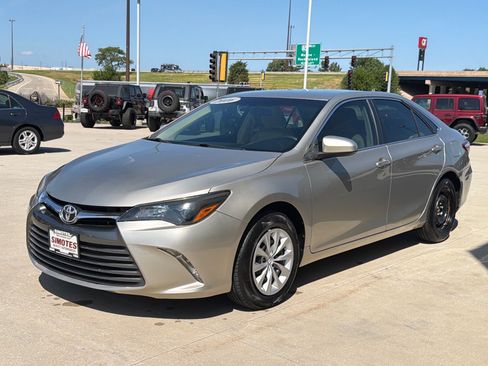 Used 2016 Toyota Camry LE FWD image 4