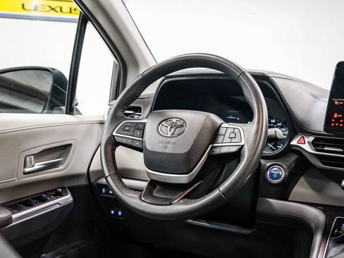 Used 2023 Toyota Sienna XLE FWD image 10