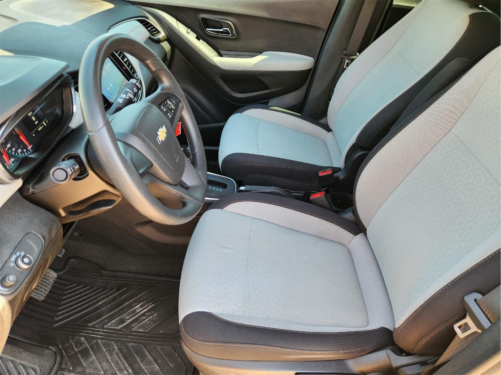 Used 2020 Chevrolet Trax LS w/ LPO, Cargo Package FWD image 13