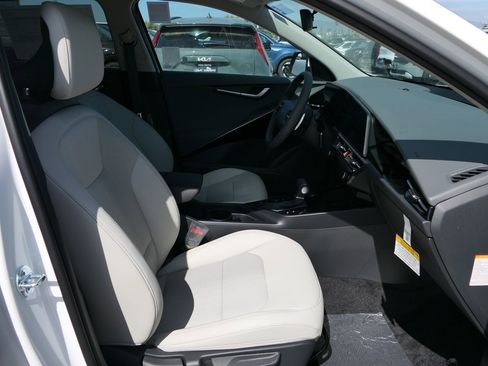 New 2025 Kia Niro EX Touring image 24
